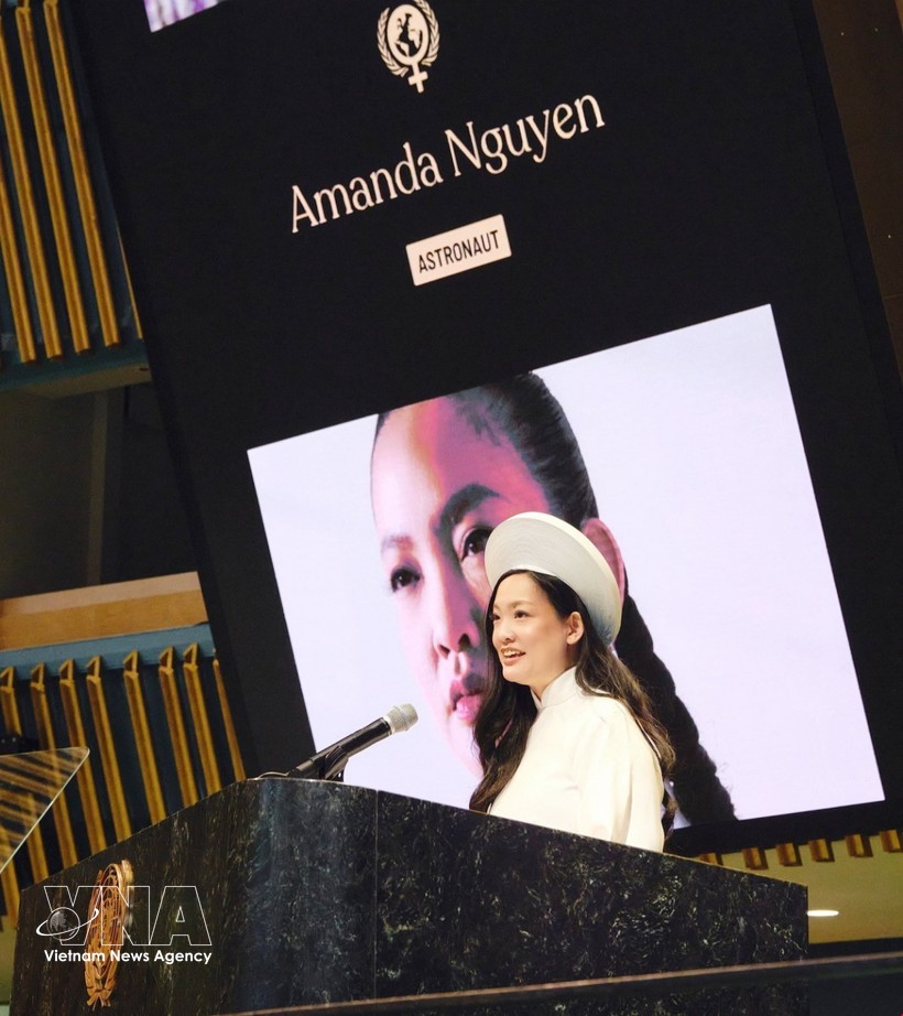 活动发言者阿曼达·阮—女性权益活动家、首位进入太空的越裔女性—发表讲话。