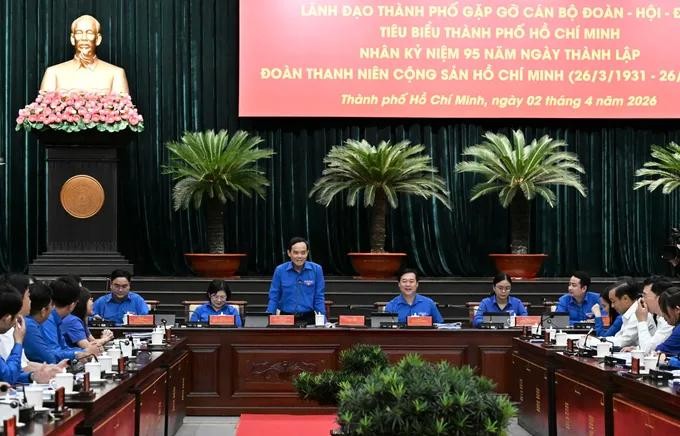 胡志明市市委书记陈留光及市领导与胡志明市的模范共青团-会-队干部会面。