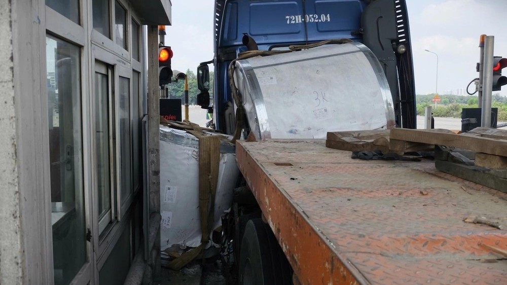 在富美收费站，钢卷掉落砸中收费站岗亭。图：廷文