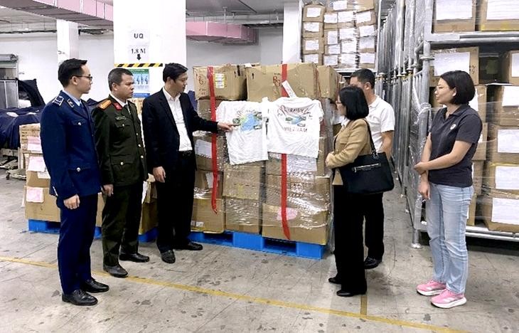 职能机关检查印有越南地图但缺少黄沙、长沙群岛的T恤。