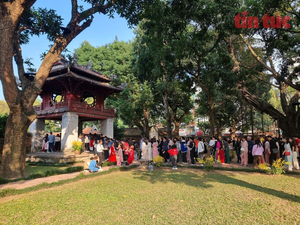 游客参观文庙-国子监遗迹。