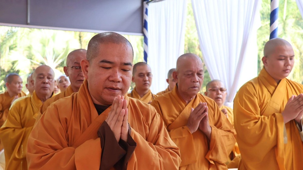 诸尊诵经超度祈福。