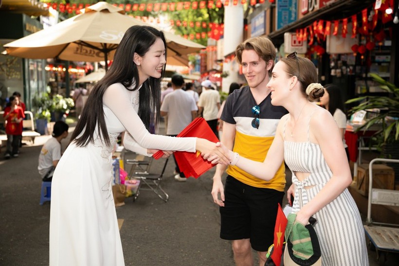  国际游客在收到越南朋友赠送的有意义礼物时深受感动。