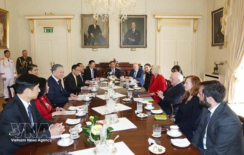 2024年10月2日，党中央总书记、国家主席苏林与爱尔兰总统迈克尔·希金斯在爱尔兰首都都柏林举行会谈。图片来源《国际报》