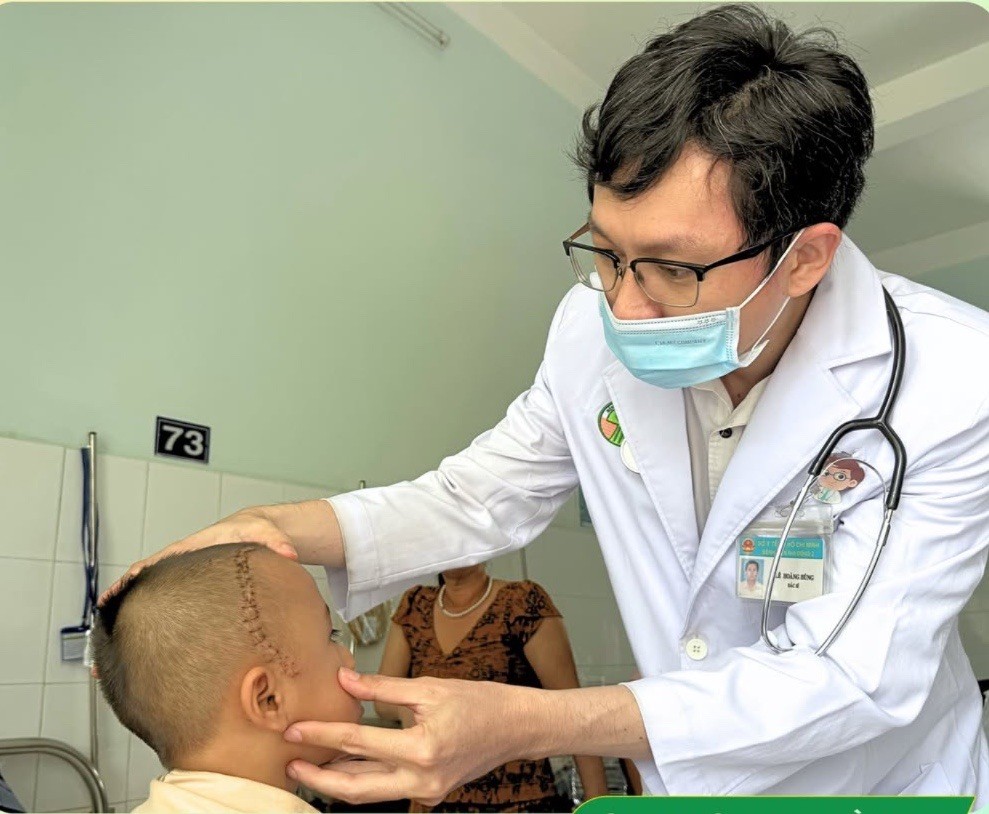 医生为患儿检查手术切口情况。