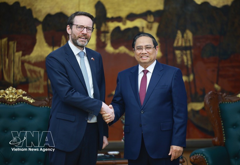 越南政府总理范明政会见英国驻越南大使伊恩·弗鲁。