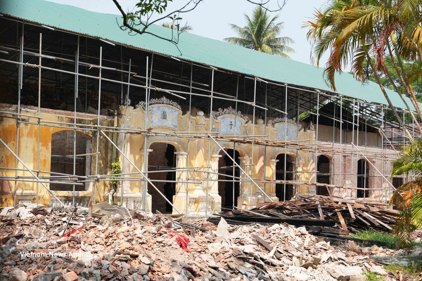 顺化京城国子监遗迹内的右学建筑工程正在修缮中。