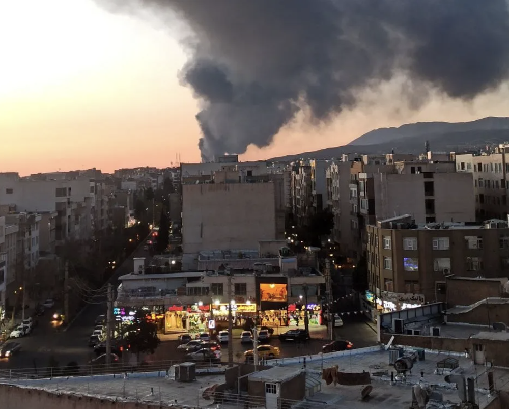 4月6日凌晨，伊朗西南部城市霍拉姆沙赫尔遭到袭击。图自：伊朗国际