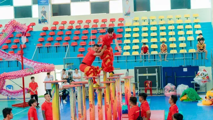 胡志明市龙狮团比赛前夕在大勒进行训练。