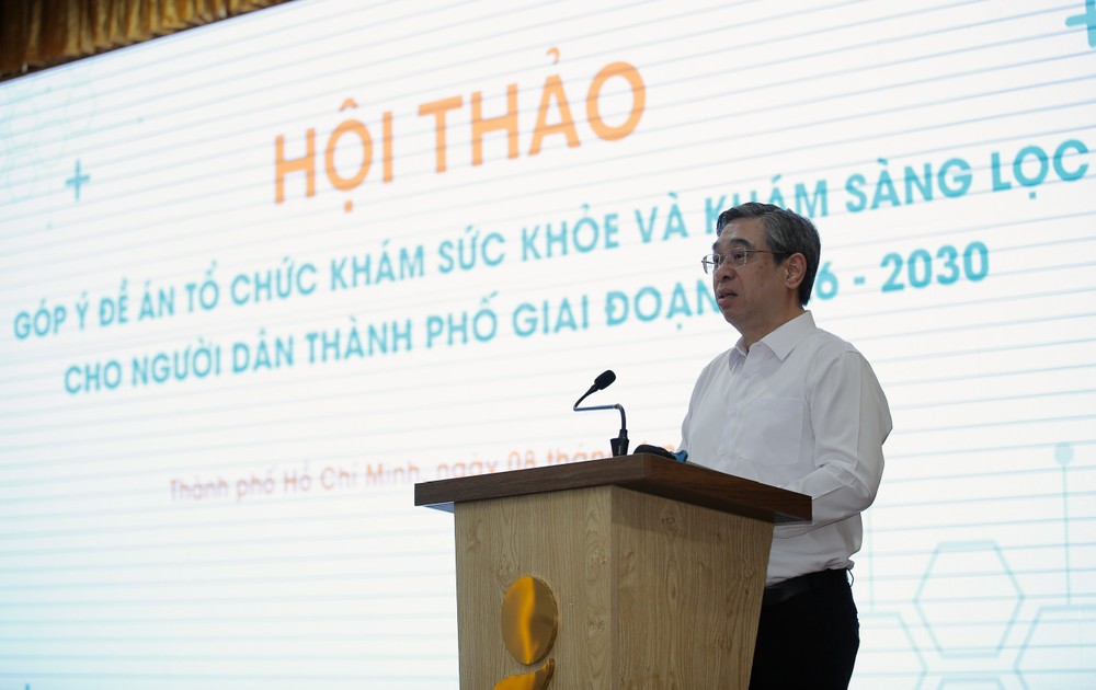  胡志明市市委副书记、市越南祖国阵线委员会主席阮福禄在研讨会上发表意见。