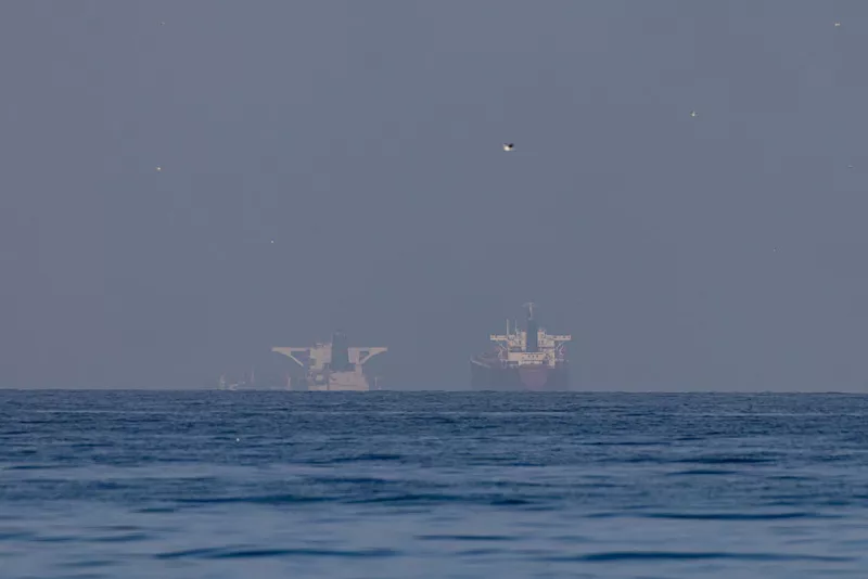 当地时间4月8日，船舶追踪网站MarineTraffic记录到美伊同意停火后首批通过霍尔木兹海峡的船舶活动。