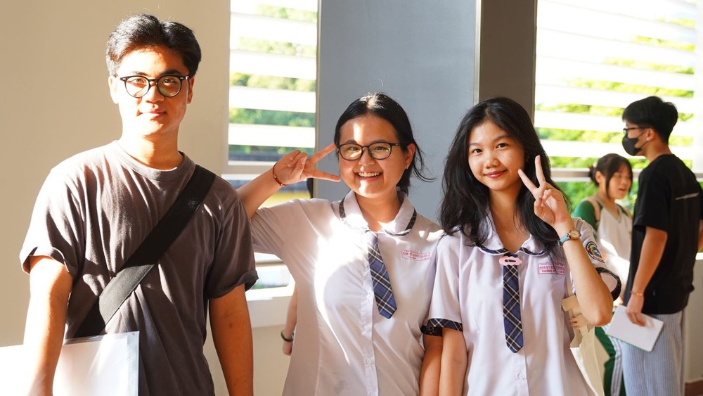 胡志明市高中学生在步入考场前充满信心。