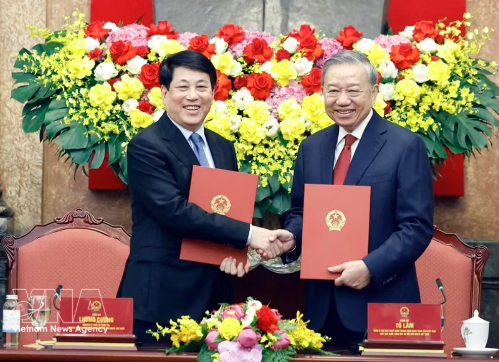 党中央总书记、国家主席苏林与原国家主席梁强交接工作。