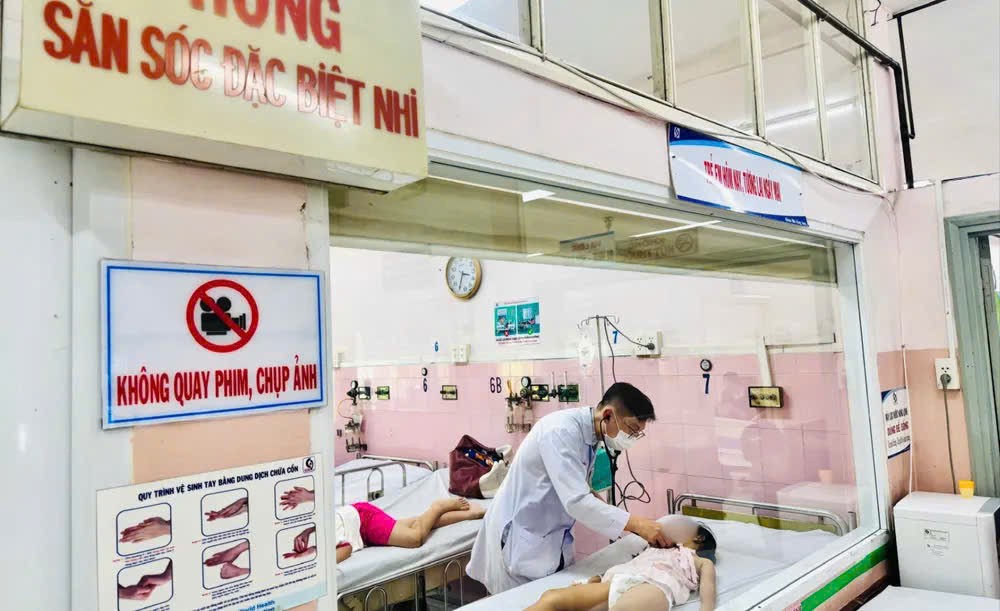 一名疑似食物中毒的学生在嘉定人民医院接受治疗。