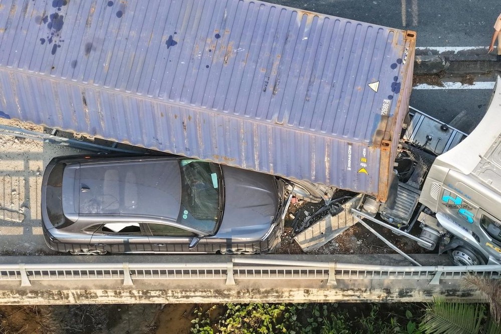 牵引车与7座汽车发生碰撞，并将其推向富友桥护栏。图：陈灵