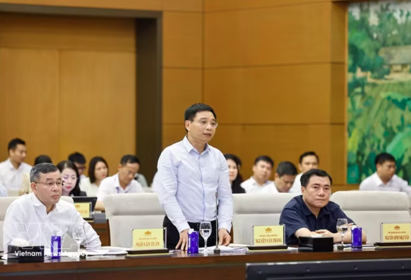 政府副总理阮文胜在会议上发表讲话。