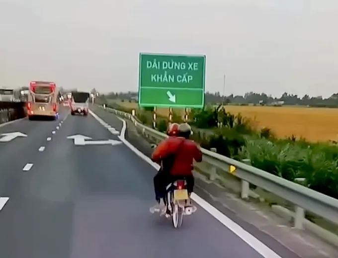 驶入忠良-美顺高速公路的摩托车。