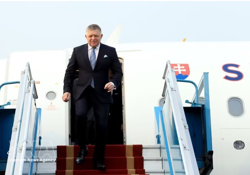 斯洛伐克共和国总理罗伯特·菲佐抵达河内，开始对越南进行正式访问。