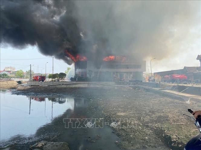 河靖省城莲坊豪光木材加工与贸易有限责任公司的火警全景。