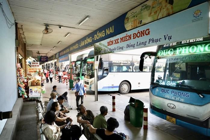 在胡志明市东区车站，假期间多条线路车票紧缺。