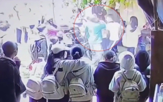 七年级女生在平顺初中学校门口遭男生殴打。