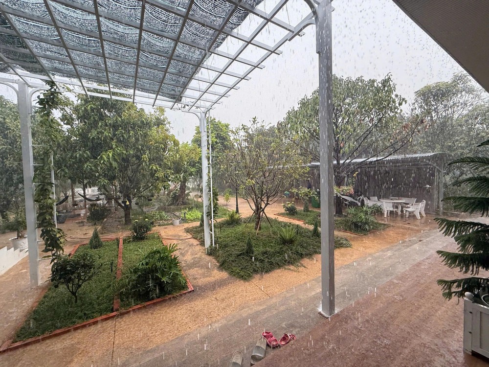 今日下午，南部若干地方出现降温消暑 “黄金雨”。