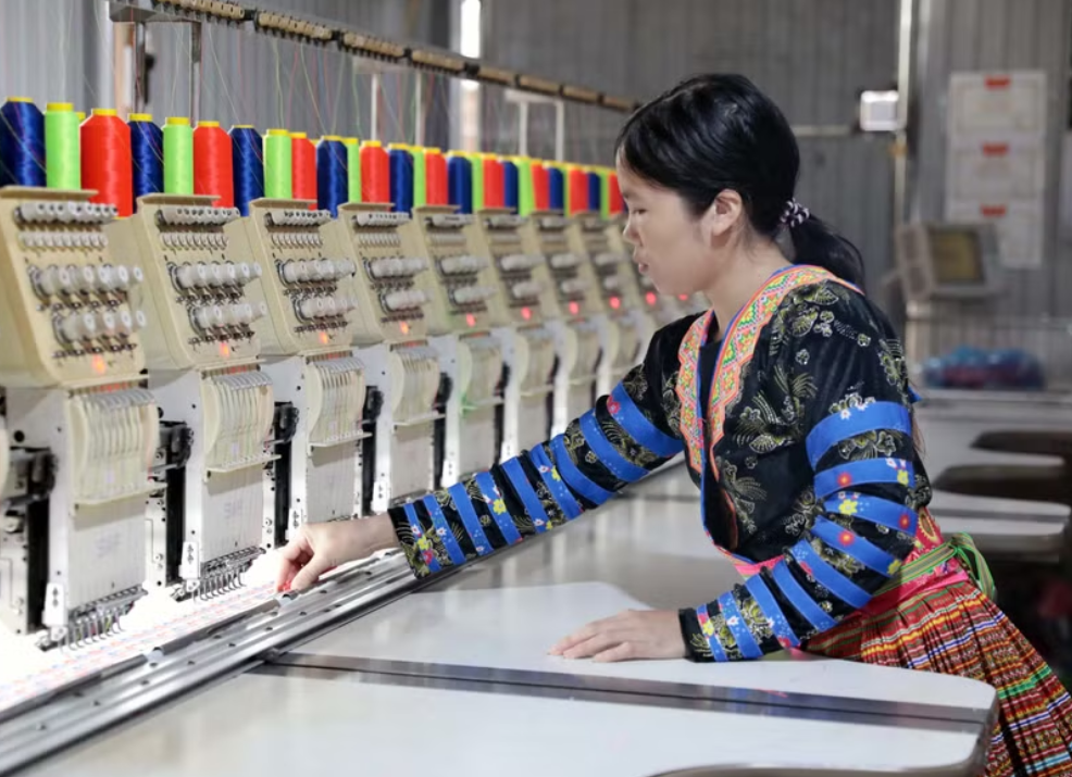 凭借优惠贷款资金，美亚村的慕氏拉投建民族服装缝纫厂，创造多个就业岗位，稳定收入，逐步实现可持续脱贫。