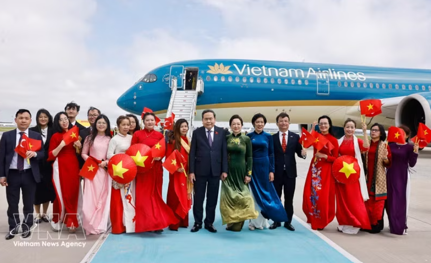 旅土越南人社群迎接越南国会主席陈青敏一行。