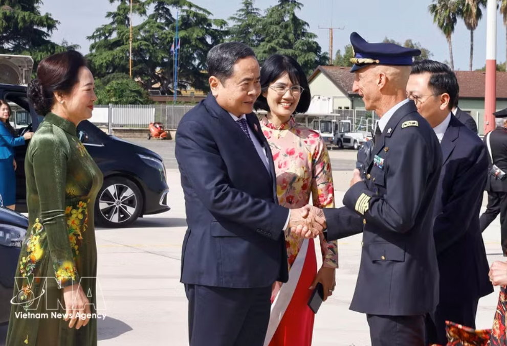 越南国会主席陈青敏和夫人阮氏清娥及越南高级代表团于当地时间4月15日上午离开首都罗马，圆满结束对意大利共和国的正式访问。