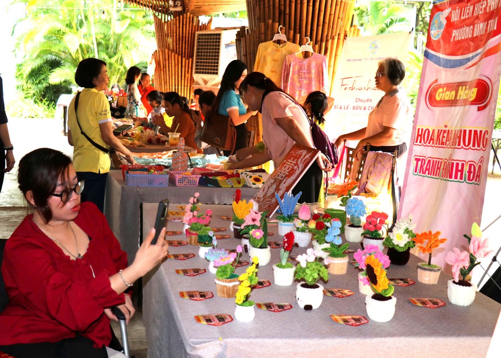 展示由残疾妇女亲手制作的产品。