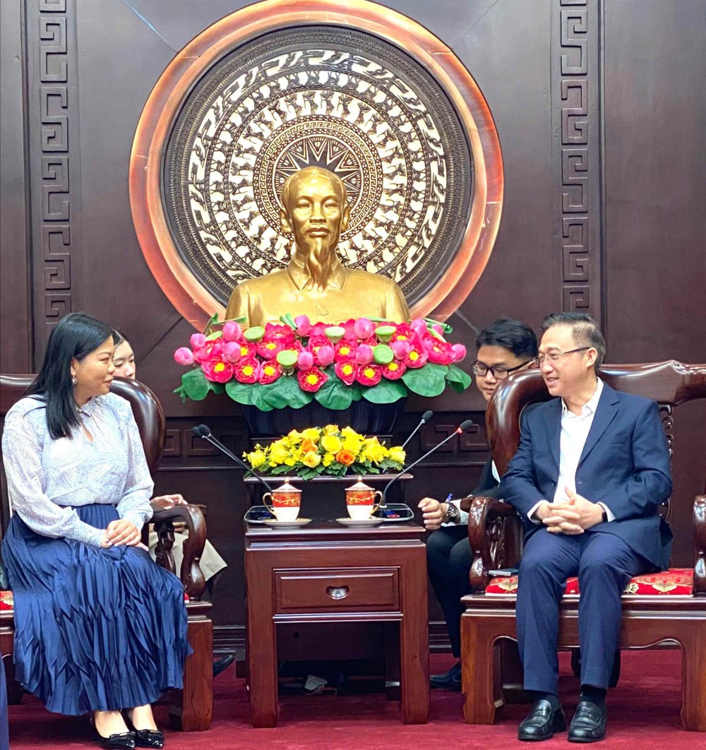 邓明通同志会见黎淑仪代理议长。