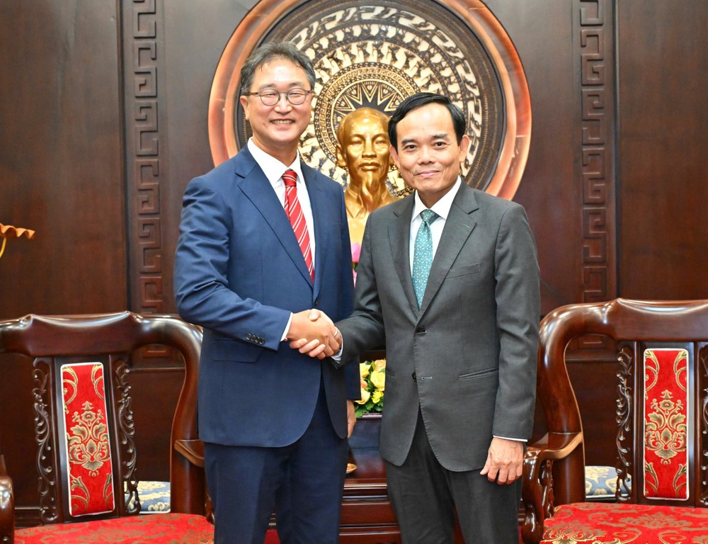 胡志明市市委书记陈留光与韩国总领事郑中泰。