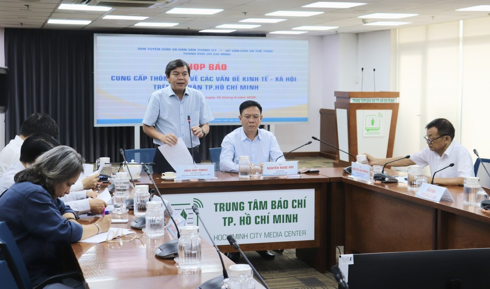 曾友峰同志在新闻发布会上发表讲话。