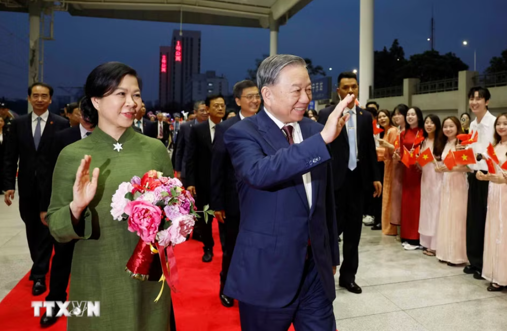  在南宁市南宁东站举行欢迎总书记、国家主席苏林及夫人仪式。