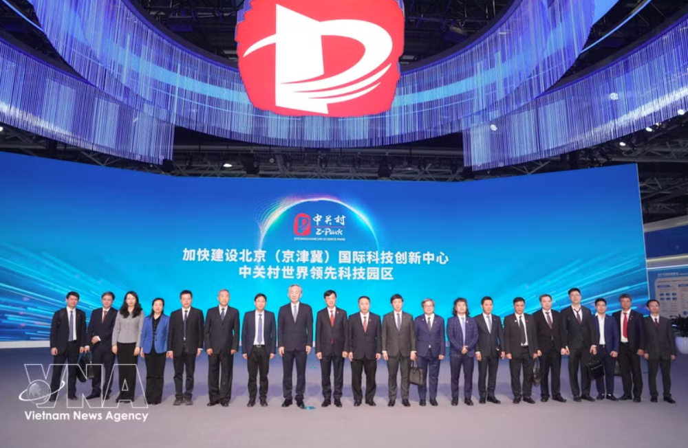 阮维玉同志一行与中关村高新技术园和北京市领导合影。