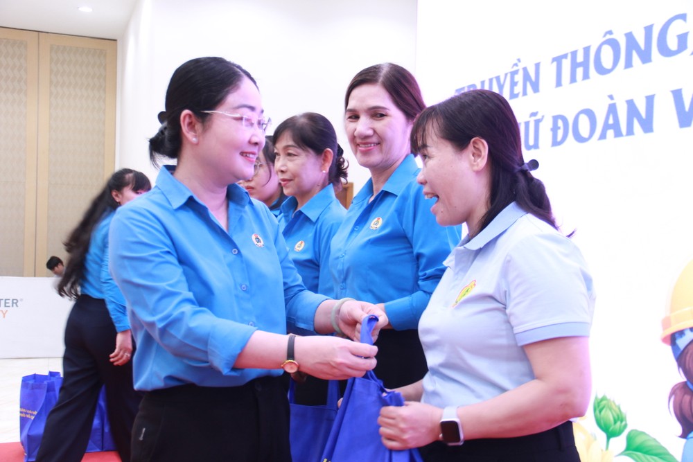 胡志明市劳动联团副主席阮金鸾向女工和工会会员赠送礼物。