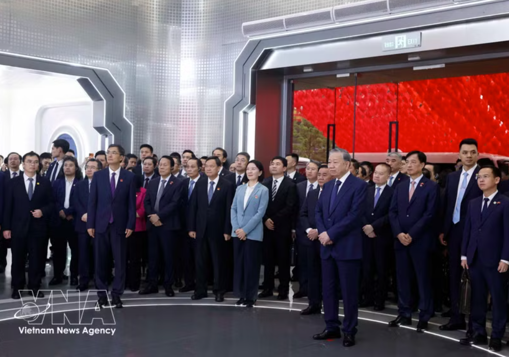 党中央总书记、国家主席苏林参观中国-东盟人工智能创新合作中心。