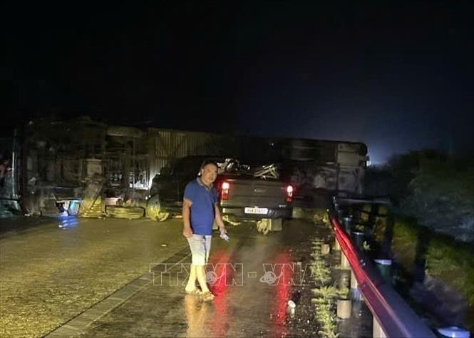 导致5人受伤的翻车事故现场。