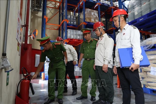  21区域消防与救援队干部在企业工厂检查微型灭火器。