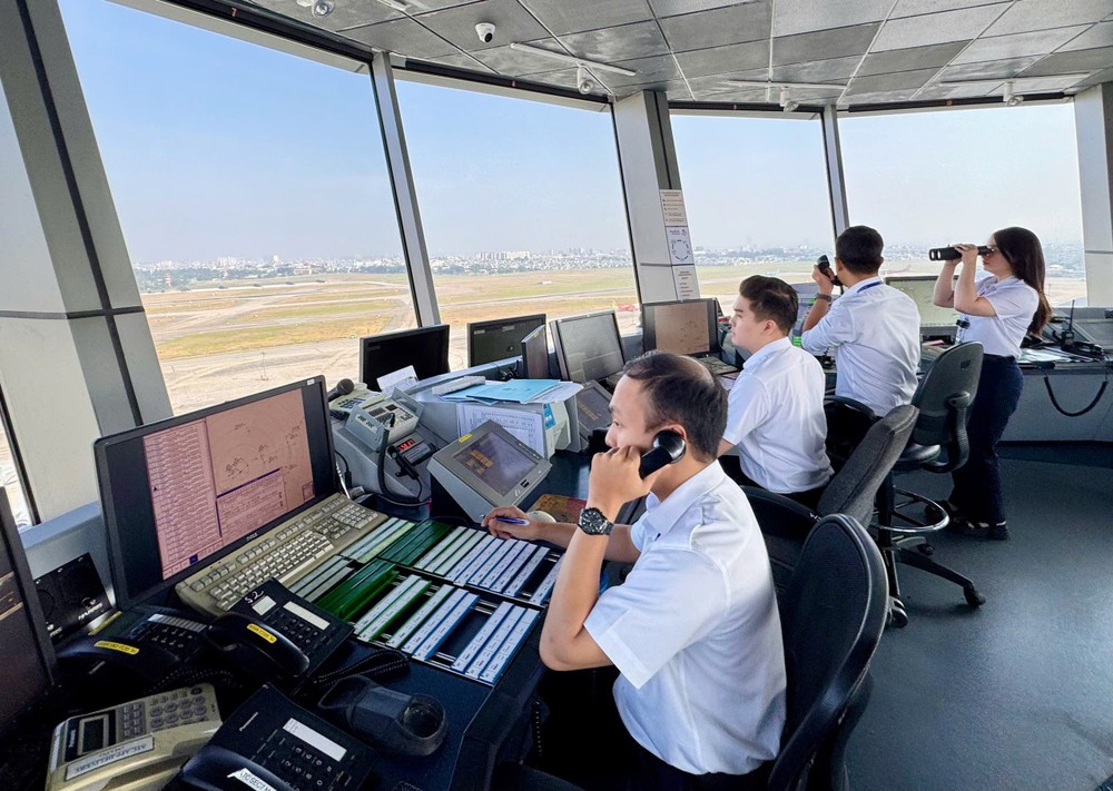 新山一空中交通管制台的飞行值班调度小组。图：VATM