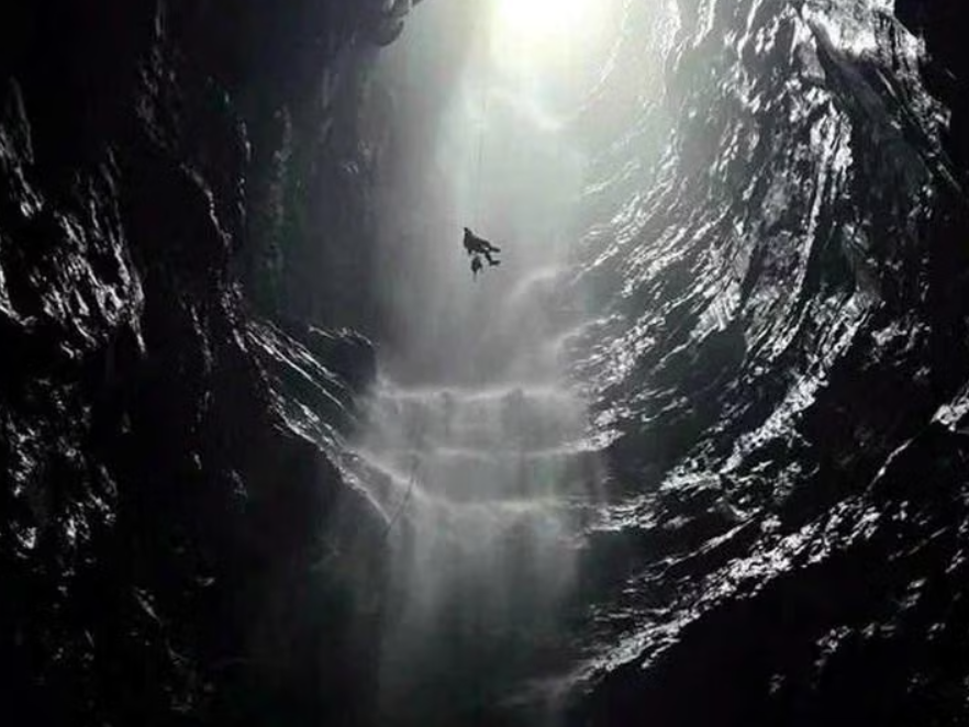 风牙-格邦洞穴内发现高达350米的罕见瀑布。图自年轻报