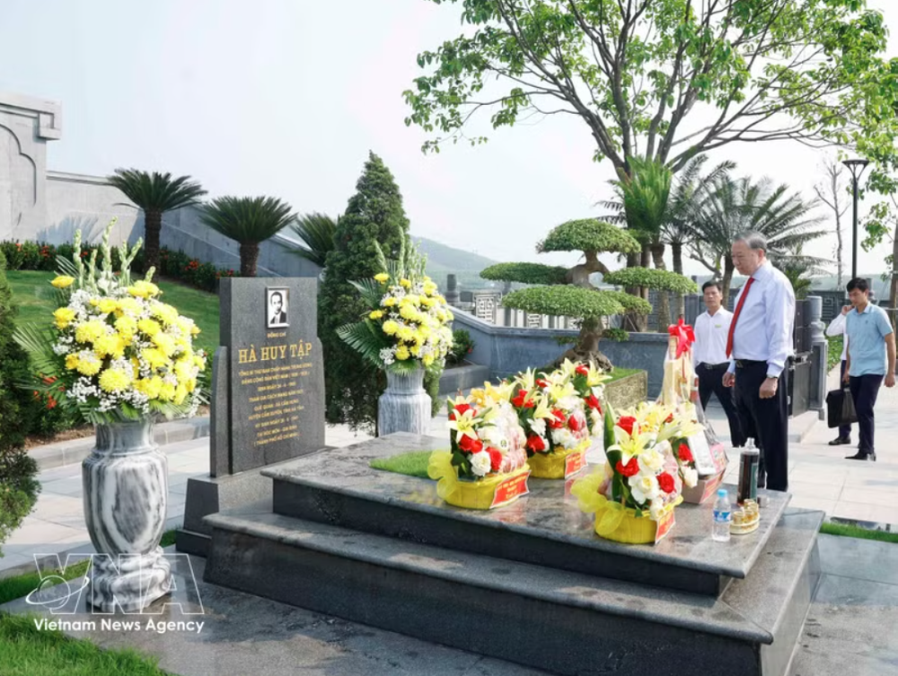 党中央总书记、国家主席苏林上香缅怀何辉集总书记。