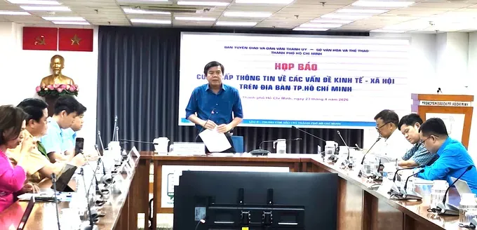 胡志明市市委宣教与民运处副主任曾友峰主持新闻发布会。