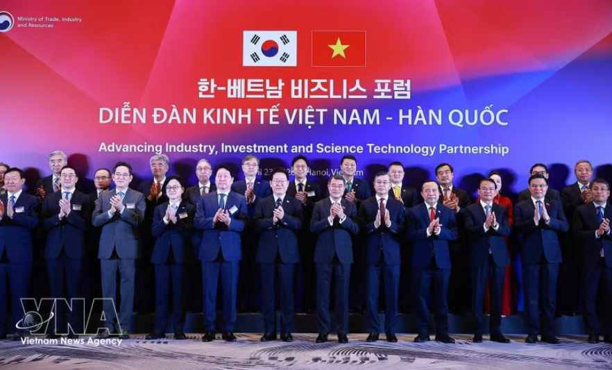 越南政府总理黎明兴与韩国总统李在明共同出席越韩经济合作圆桌座谈会 。