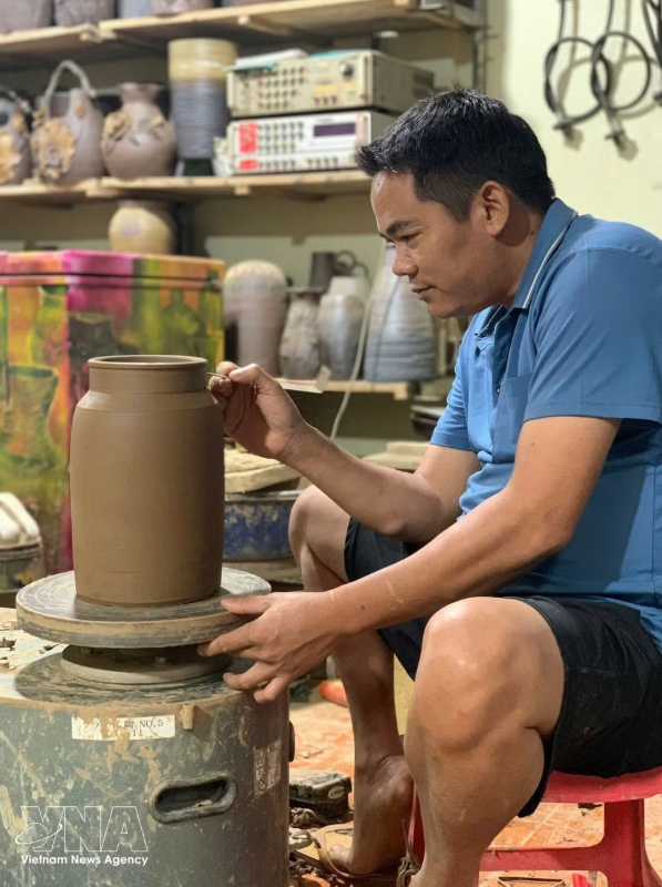 富寿省平原乡香耕陶瓷是一个特殊的故事，一个从沉睡记忆中苏醒、从旧土中培育创造力的故事。