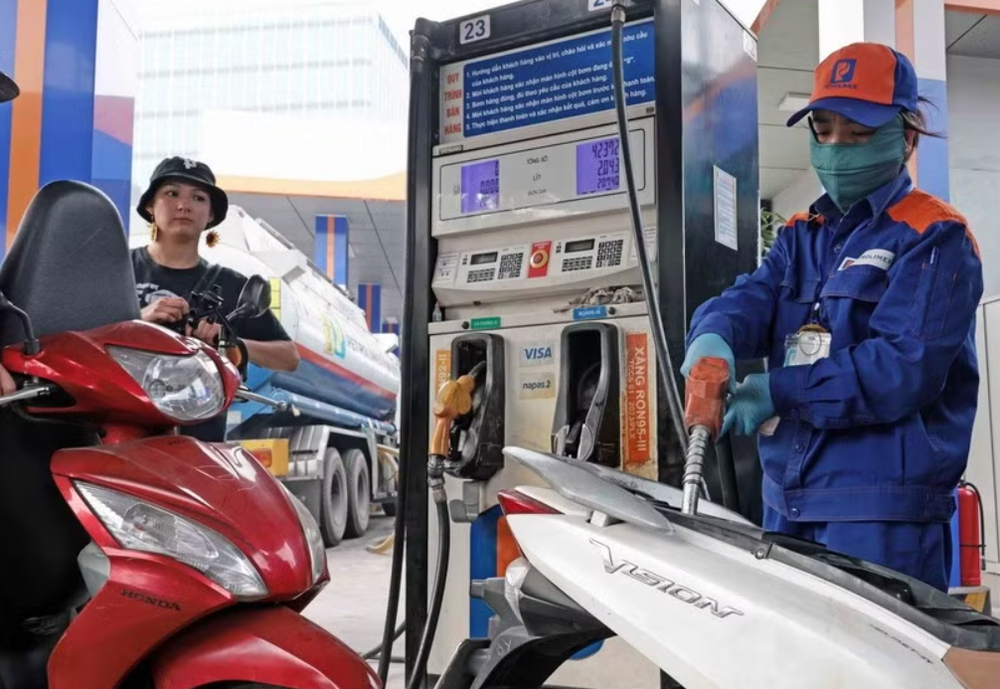 顾客在越南燃油集团（Petrolimex）的一处经营点购买燃油。