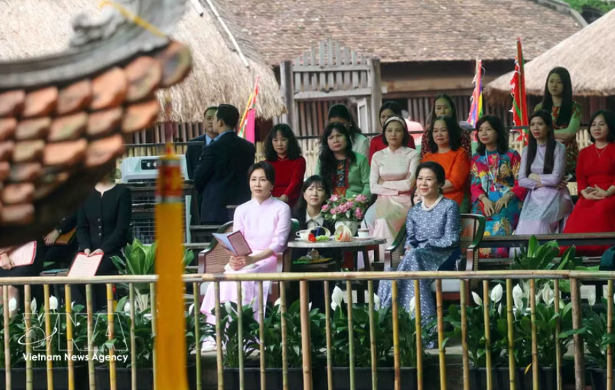 韩国总统夫人金惠京与党中央总书记、国家主席苏林夫人吴芳璃共同观看越南水上木偶戏。