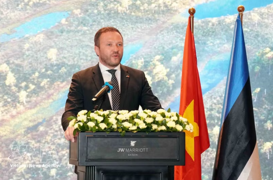 爱沙尼亚外交部长马古斯·察赫克纳在招待会上发表讲话。