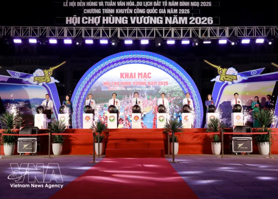 工商部领导、富寿省领导与各位代表共同按下按钮，启动2026年雄王展销会。