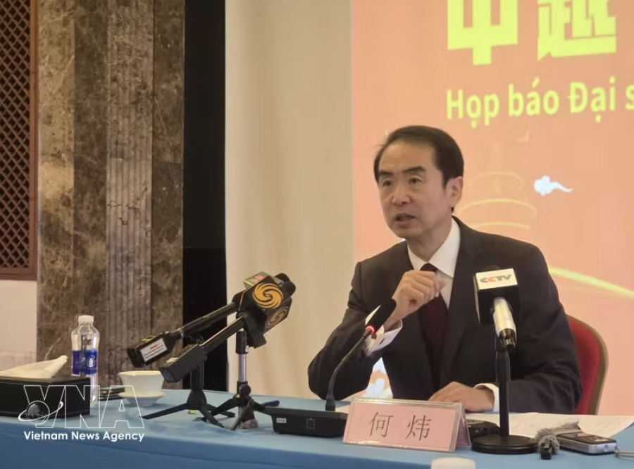 中国驻越南大使何炜在中越媒体吹风会上接受记者采访。图自越通社